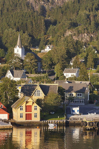 Traditionell norsk fjordby med hamn i Norge