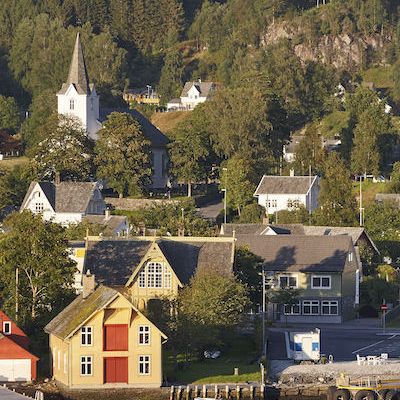 Traditionell norsk fjordby med hamn i Norge