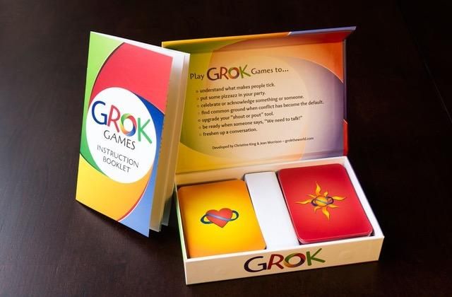 Grok Games öffnete Schachtel und Broschüre auf schwarzem Tisch
